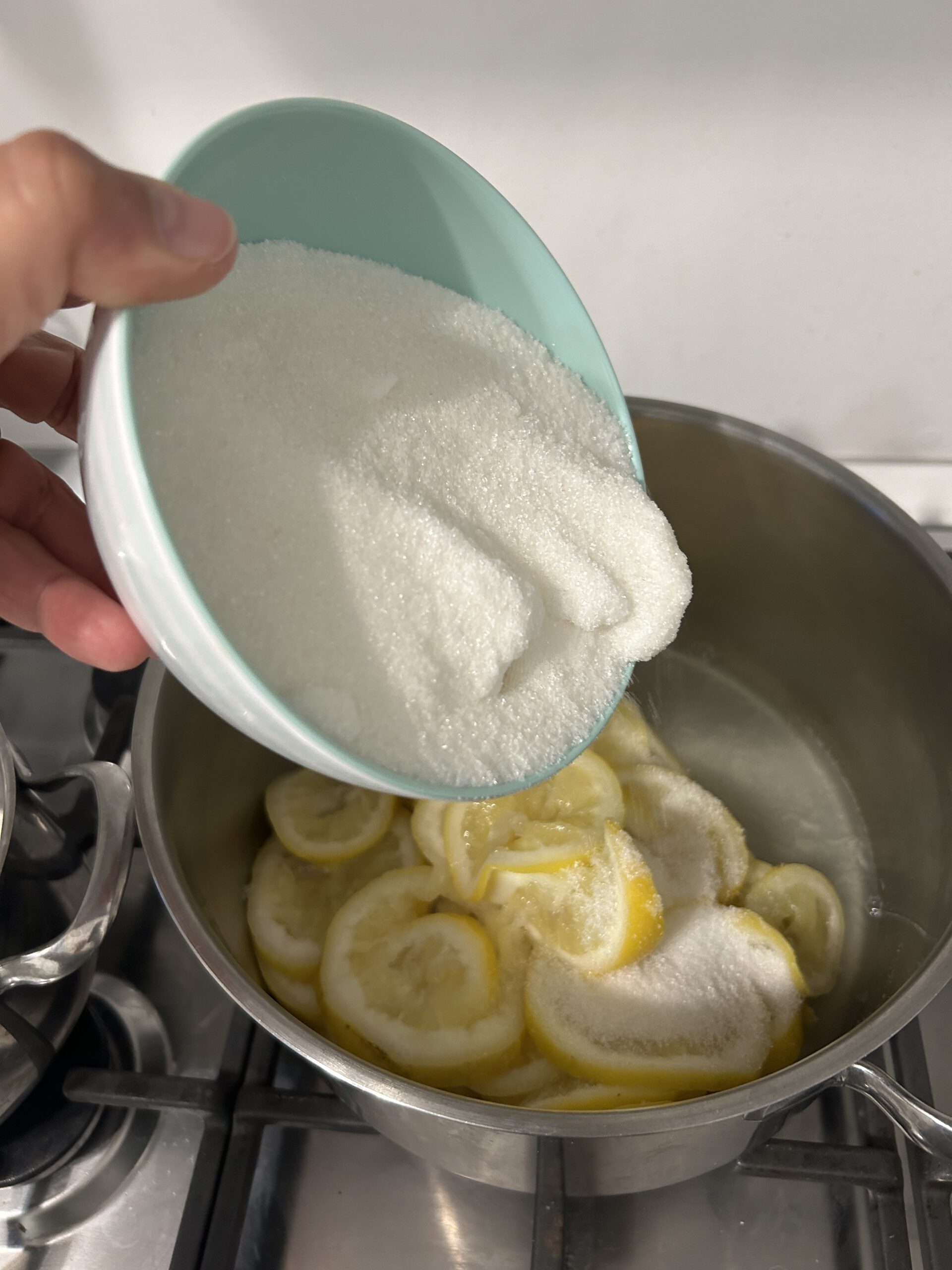 Diese 300 ml mit dem Zucker zurück zu den Zitronenscheiben in den Topf geben und ca. 10-15 Minuten kochen lassen. Es empfiehlt sich eine Gelierprobe zu machen.